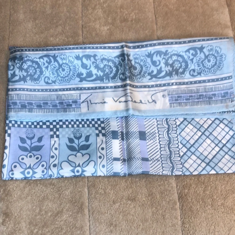 GLORIA VANDERBILT silk scarf